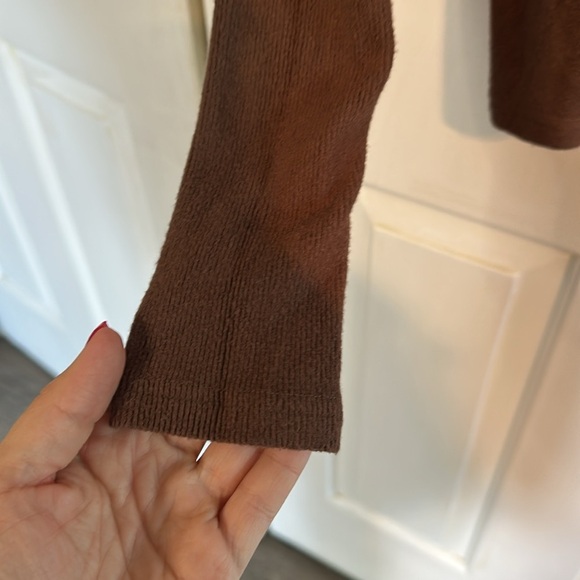 Listicle size medium brown long sleeve Vneck top - Picture 4 of 4